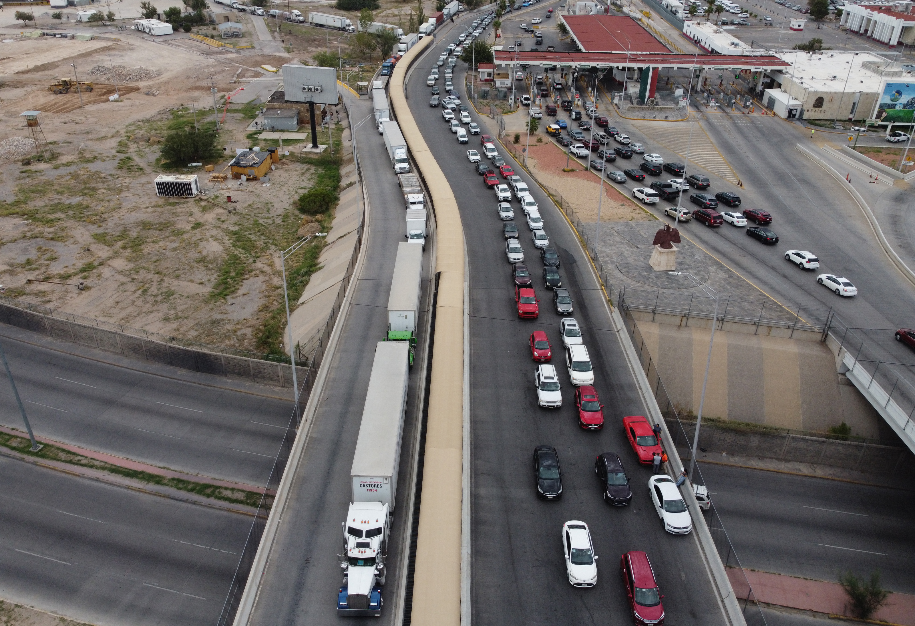 Gobernador de Texas retira retenes a camiones mexicanos entre Ciudad Juárez y El Paso