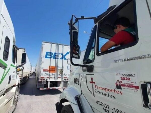 En una semana, varados 15,000 camiones con mercancía mexicana, por revisión en Texas