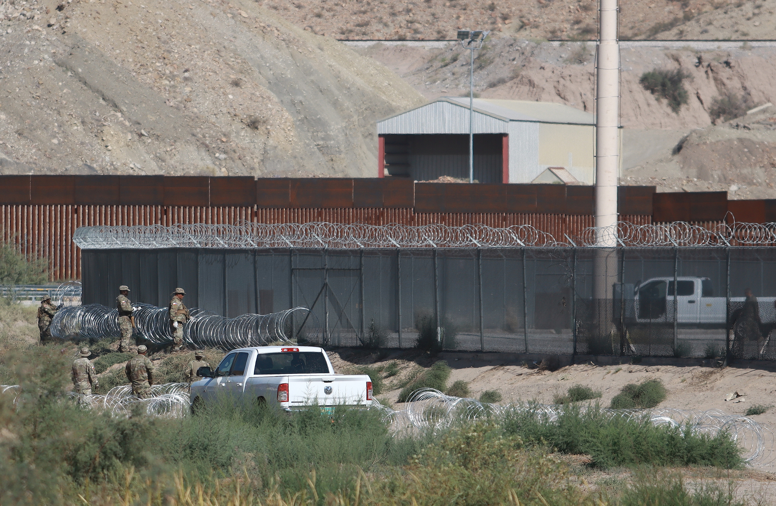 Texas extiende hasta Nuevo México su polémica cerca antiinmigrante en frontera con Chihuahua