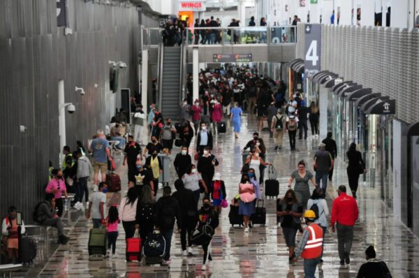 Por cambios en tarifas, se desploman acciones de grupos aeroportuarios en la BMV