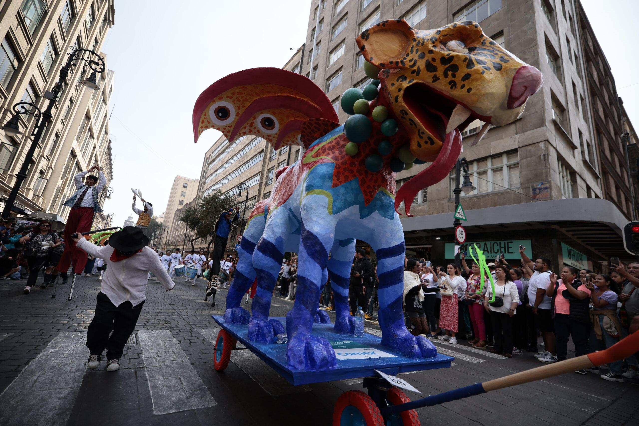 Desfile de alebrijes abre camino a celebración del Día de Muertos