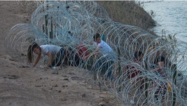 Jueza de EU ordena no quitar la cerca de alambre en la frontera de Texas con México