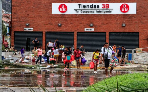 ¡Acción tardía! Días después de robos y saqueos en Acapulco AMLO ordenó reforzar la seguridad