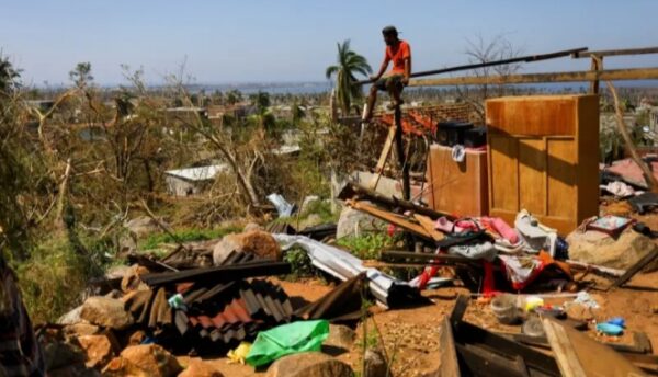 A cinco semanas del impacto de Otis, damnificados de Acapulco viven entre lodo y basura