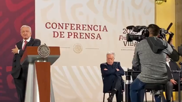 ¡Arrullado por el discurso! Bartlett, al borde del ronquido «meditó» a ojos cerrados mensaje de AMLO