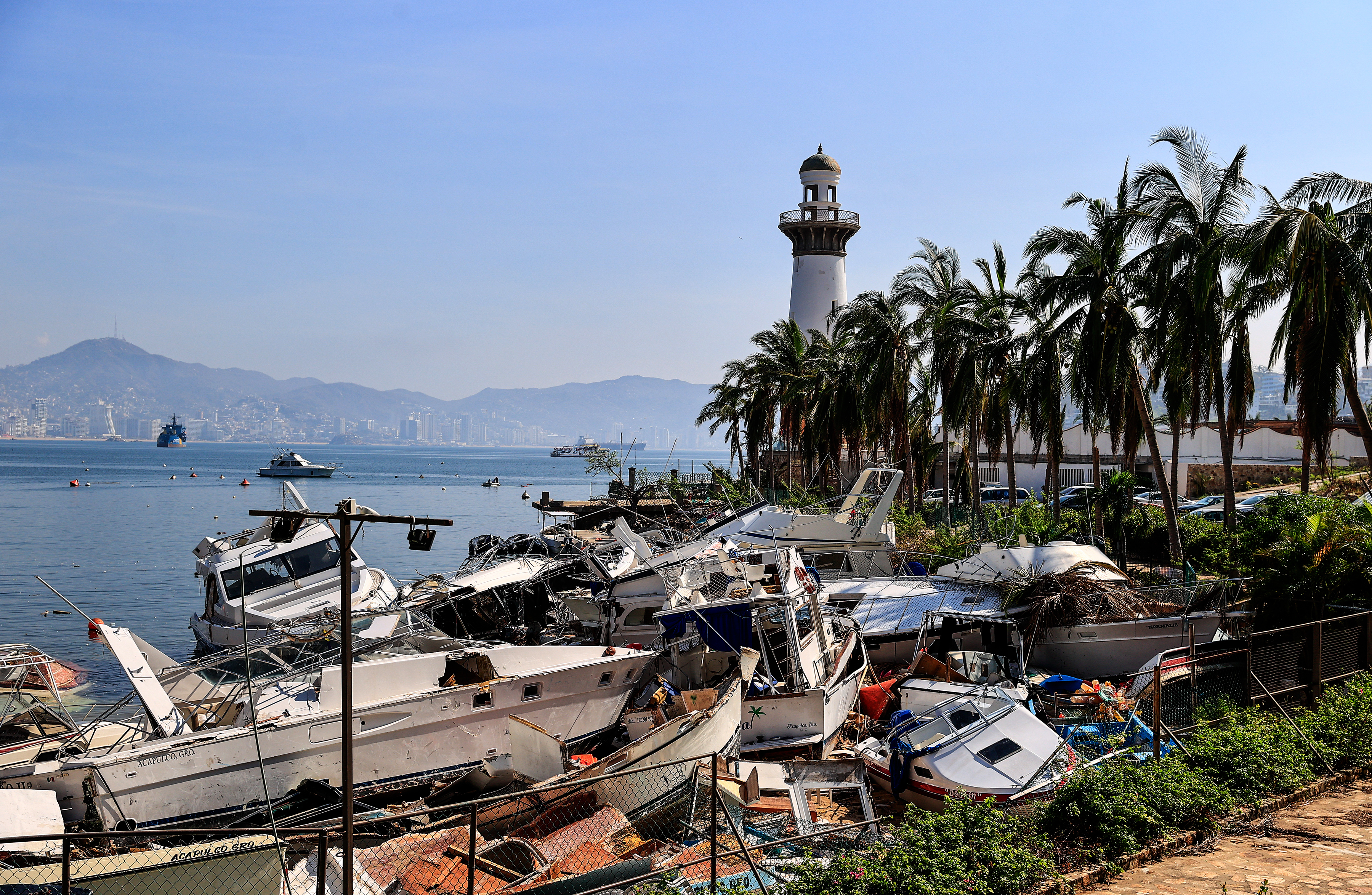 AMLO ha minimizado desaparición de marinos en Acapulco, denuncian familias