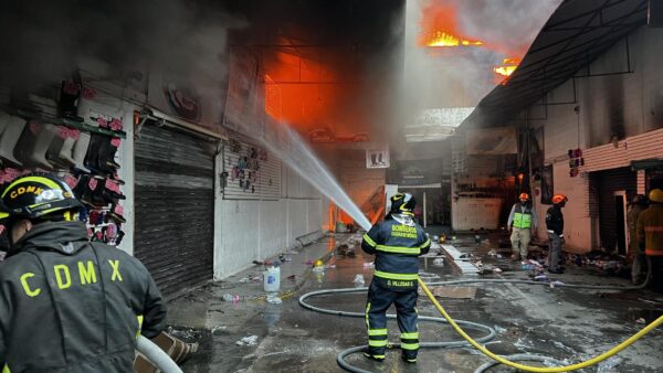 Después de 10 horas sofocan incendio que arrasó bodega de zapatos en Tepito