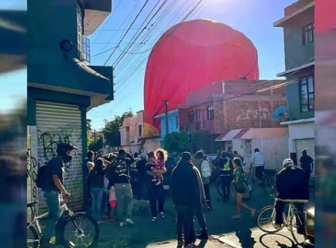 ¡Susto! Globo aerostático aterriza de emergencia en Fraccionamiento de León