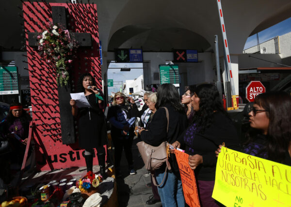 Colocan ofrenda en Cruz de Clavos de Ciudad Juárez por víctimas de feminicidios