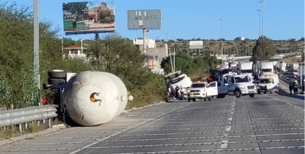 Volcadura de pipa de gas bloqueó por 15 horas la autopista México-Querétaro