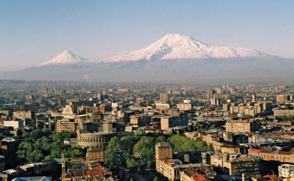 Los volcanes Popocatépetl y el Iztaccíhuatl amanecen nevados