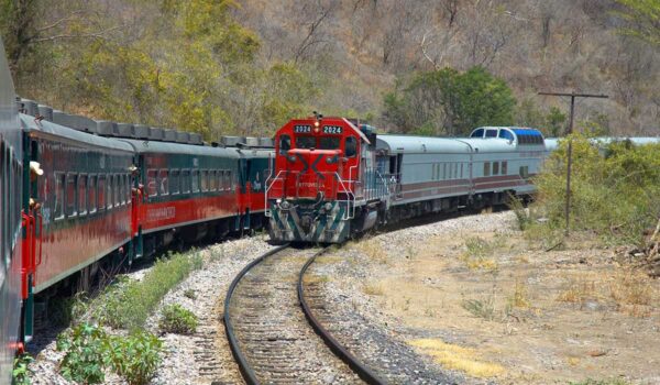 ¡Más imposiciones! AMLO decreta siete rutas para trenes de pasajeros