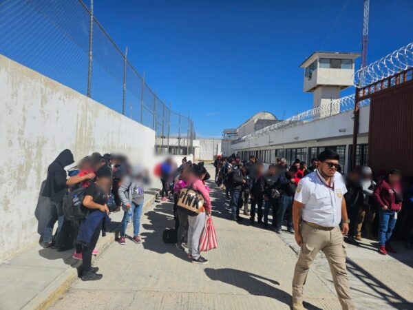 Rescatan en San Luis Potosí a 123 migrantes encerrados en caja abandonada de un tráiler