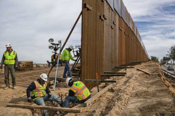 Senadores de EU piden reactivar construcción del muro en frontera con México