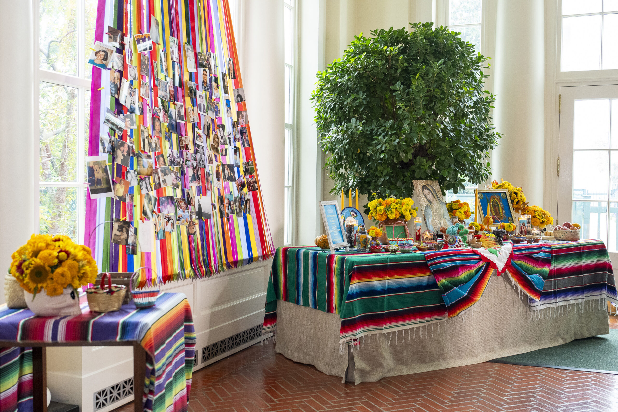 La Casa Blanca mantiene la tradición y coloca ofrenda por el Día de Muertos