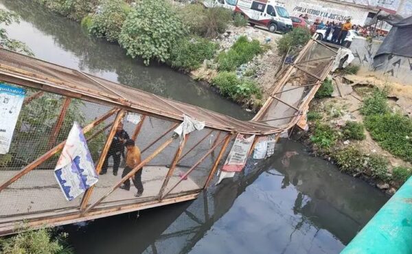 Colapsa puente peatonal sobre canal de aguas negras entre Chimalhuacán y Neza: 15 heridos