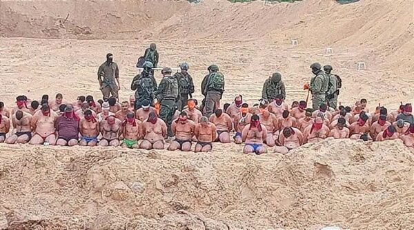 Soldados israelíes exhiben desnudos y esposados a decenas de palestinos en Gaza