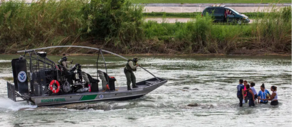 Más de 50 organizaciones en Texas rechazan leyes que permiten expulsar a migrantes