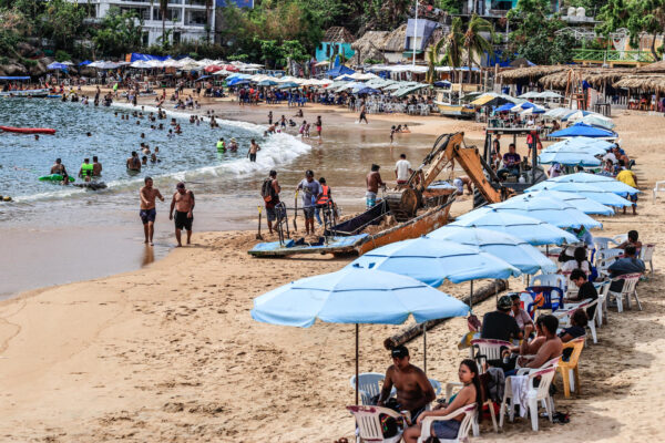 Regresan los turistas a Acapulco y refuerzan la seguridad