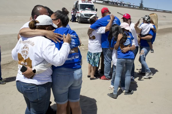 Juez prohíbe separar a familias migrantes en frontera de EU con México