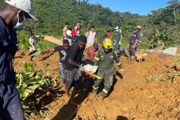 Derrumbes en carretera del oeste de Colombia dejan 33 muertos