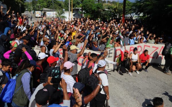 Se reagrupa caravana con 3,000 migrantes tras falsas promesas del INM