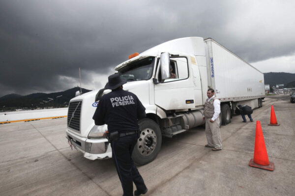 Por inseguridad, transportistas en México comienzan a migrar a EU