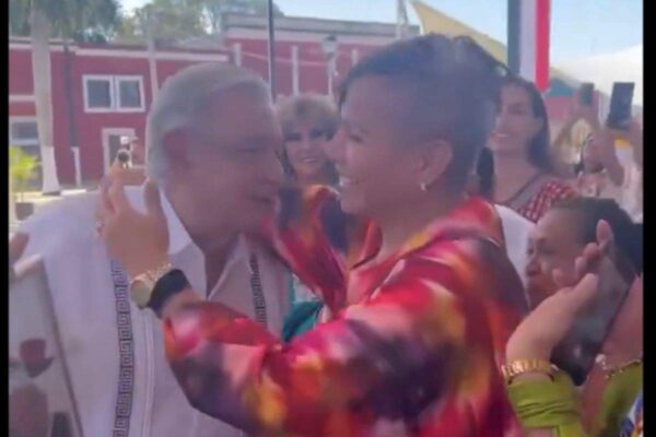 Llueven críticas a AMLO; llama » hombre vestido de mujer » a diputada trans