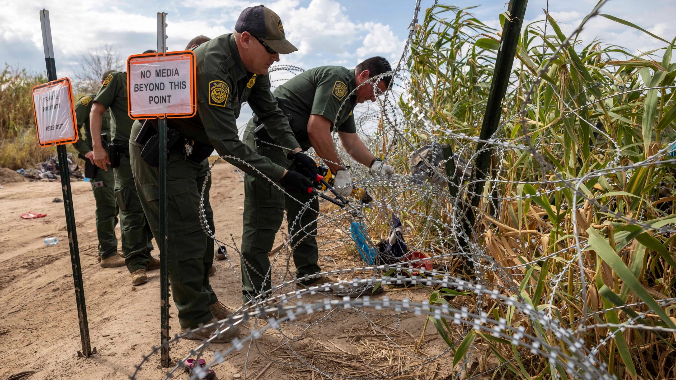 Texas amenaza extender su alambrada de púas antiinmigrante en toda la frontera con México