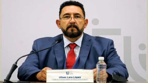 En un pestañeo, Ulises Lara obtiene su cédula como licenciado en Derecho