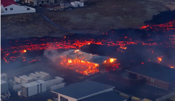 Erupción volcánica en Islandia; lava arrasa un pueblo pesquero