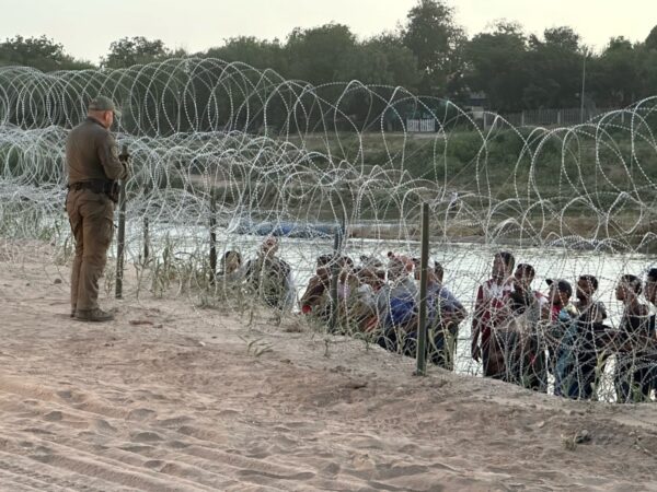 Alambrada antiinmigrante de Texas persiste pese al fallo de la Suprema Corte de EU