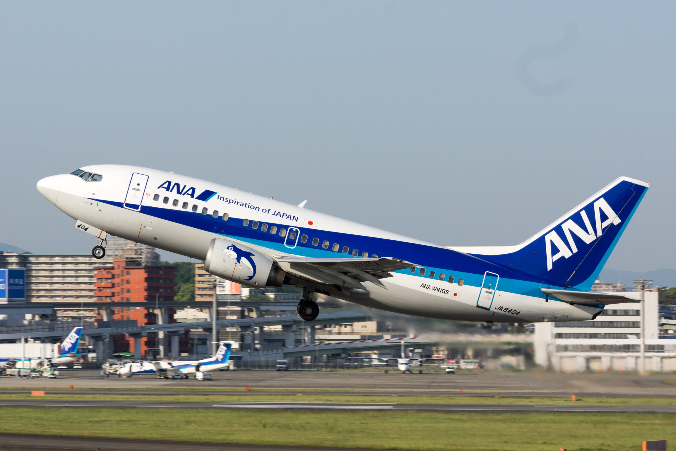 Ahora un Boeing 737-800 de la japonesa ANA regresa tras despegar por grieta en una ventanilla