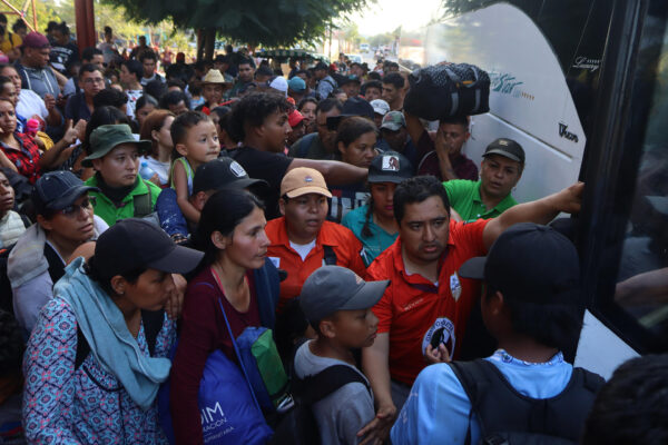 Caravana de miles de migrantes se entrega a personal de migración en Chiapas