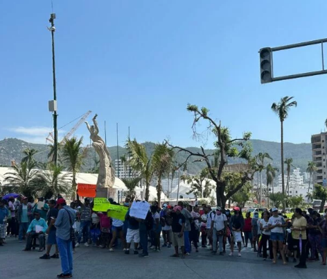 Damnificados de Otis bloquean la costera Miguel Alemán; exigen a AMLO pague la ayuda prometida