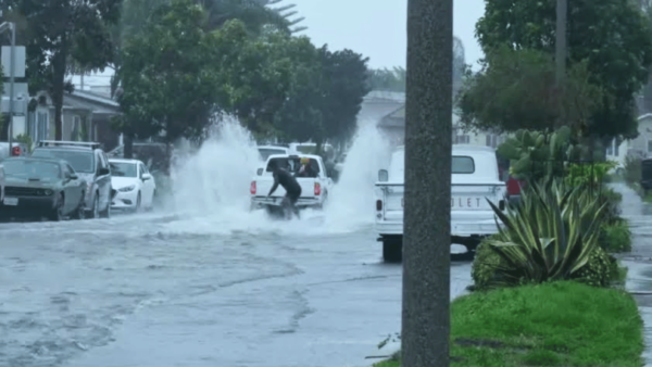 Tormentas azotan el norte de California y provocan inundaciones; 200 mil personas sin luz