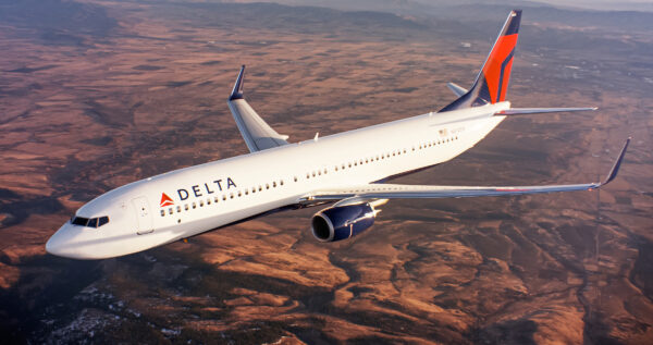 ¡De película! Gusanos caen sobre una pasajera en vuelo de Delta, en Ámsterdam