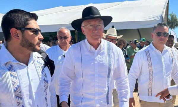 Ken Salazar propone que líderes religiosos participen en mesas de seguridad en México