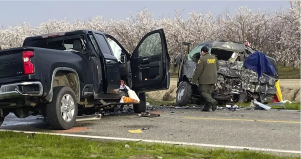 Mueren 8 trabajadores agrícolas en accidente automovilístico en California; tres son mexicanos