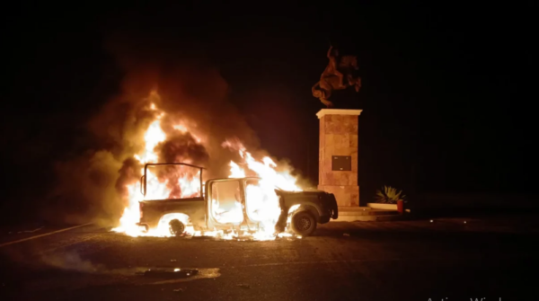 ¡Tensión en Tixtla!; normalistas queman dos patrullas de la Guardia Nacional y retienen a 10 uniformados