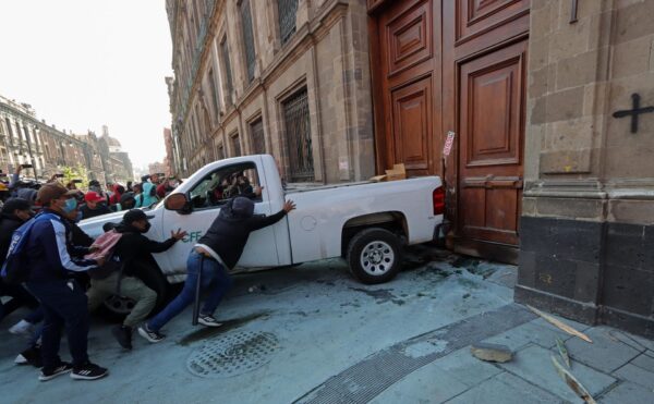 Normalistas de Ayotzinapa tumban portón en Palacio Nacional; llaman «traidor y mentiroso» a AMLO