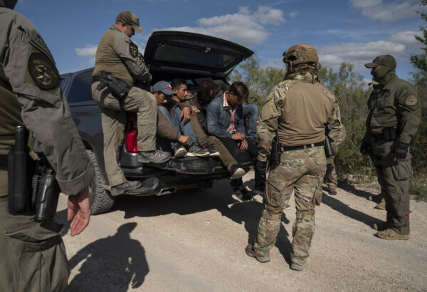 Supremo de EU prohíbe ley de Texas que permite a policías arrestar y expulsar migrantes