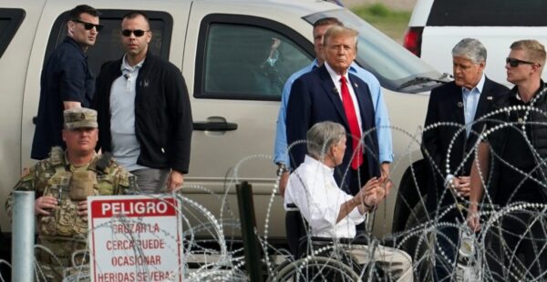 Trump acusa a Biden desde Texas: “ha permitido una invasión migrante” desde México