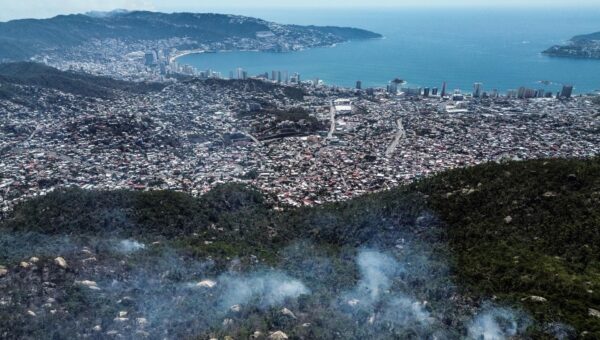 Primero fue Otis, ahora incendios forestales azotan Acapulco y acecha viviendas