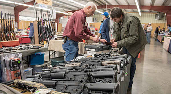 Jueza de EU acepta demanda de México contra cinco vendedoras de armas