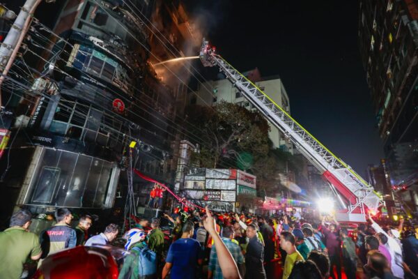 Incendio en edificio comercial en Bangladesh deja 46 muerto