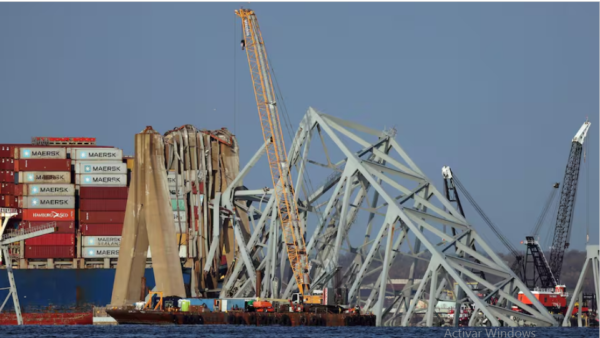 Grúa gigante de EU llega a Baltimore para el retiro de puente colapsado