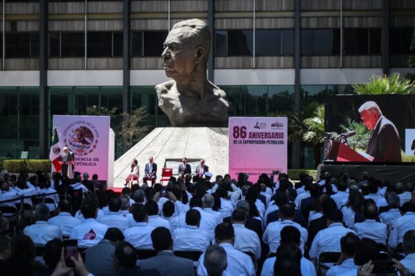 AMLO se aferra a seguir con combustibles fósiles y marca distancia a las energías limpias