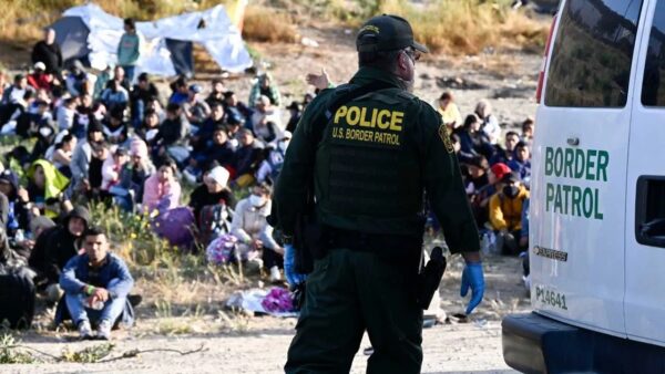 Supremo de EU da licencia a policías de Texas para detener y expulsar a migrantes