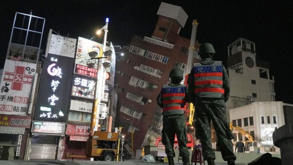 Continúa la búsqueda de 100 personas atrapadas tras terremoto en Taiwán